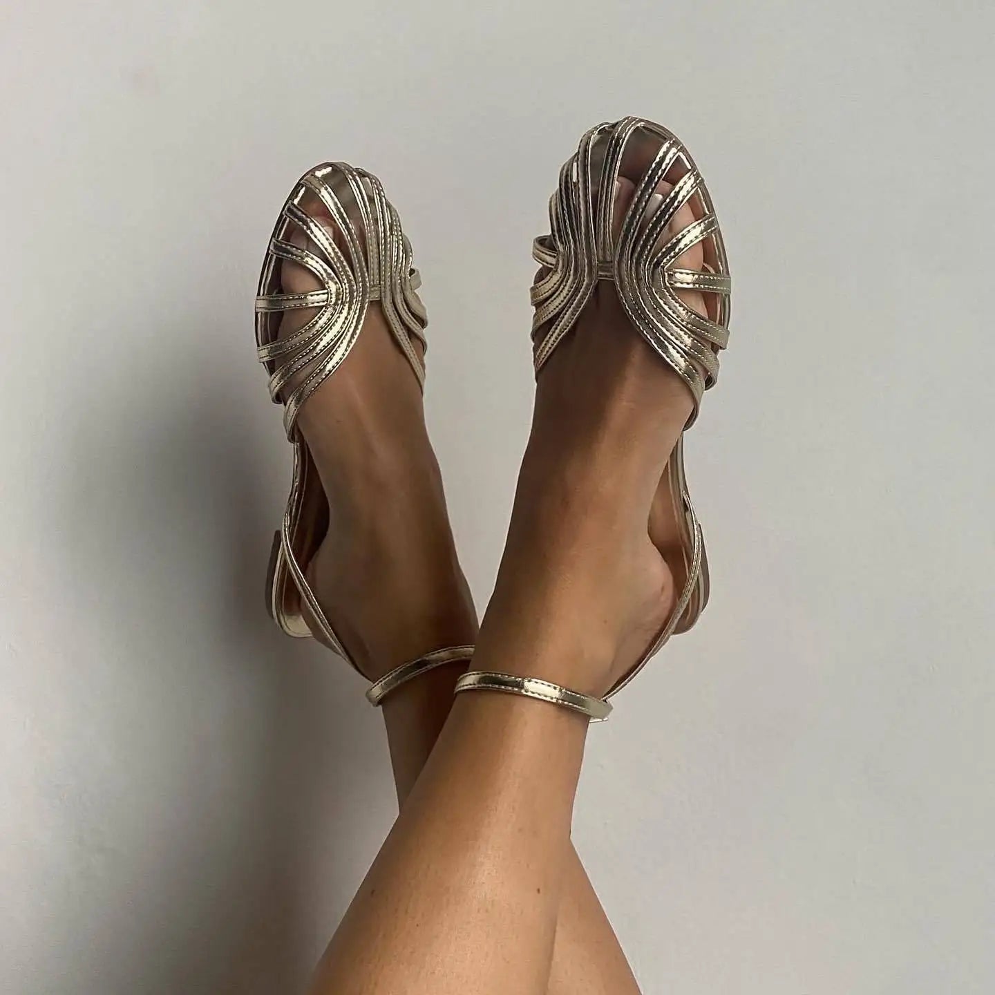Sandalias para mujer Verano 2025 Sandalias planas Boca de pescado Hebilla en el tobillo Ahuecadas Sandalias romanas de mujer Tallas grandes 42 43 Zapatos de mujer