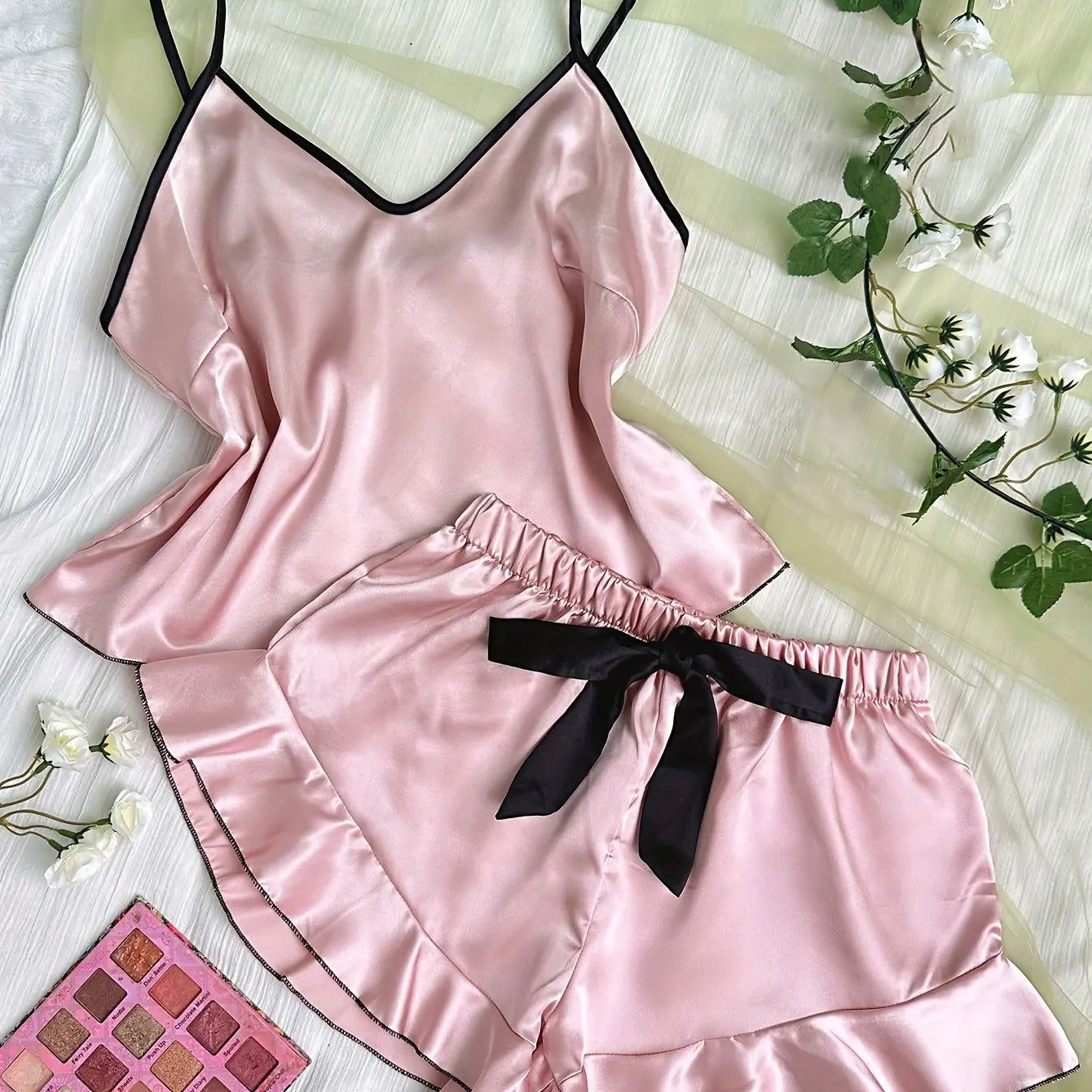 Pijamas de satén liso para mujer, camiseta con cuello en V, bordes con volantes y pantalones cortos con lazo, conjunto de pijama sencillo y transpirable, ropa para el hogar con tirantes