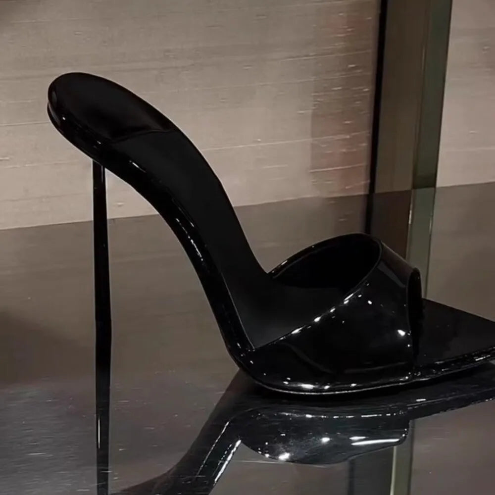 2025 Verano nuevos tacones altos de tacón abierto poco profundos de charol, tacones delgados sexys y de moda, sandalias de punta estrecha para mujer