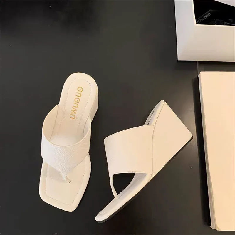 2025 primavera y otoño nuevo estilo adelgazante pendiente talón versión coreana chanclas con punta desnuda zapatillas frescas sandalias