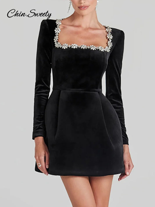 Vestidos elegantes lisos con cuello de pico para mujer, minivestidos femeninos de terciopelo rojo con tirantes y espalda descubierta, moda de línea A para fiesta de otoño 2024