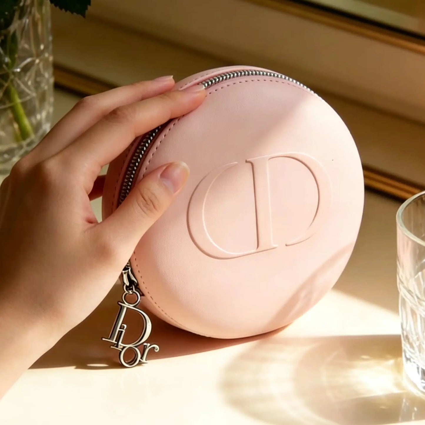 Bolso Christian Dior, bolso de maquillaje de silicona redondo rosa de lujo para mujer, organizador de cosméticos portátil para viaje, pequeño organizador de cosméticos de silicona suave