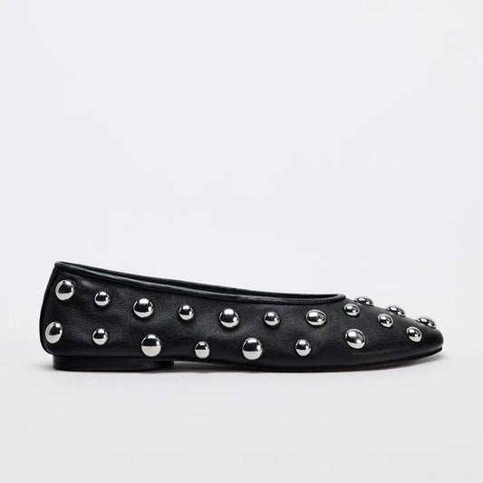 2024 nuevos zapatos planos de cabeza redonda con remaches, sandalias de cuero negro de lujo, sandalias de Ballet, bola plateada, zapatos Mary Jane huecos de Metal 35-42