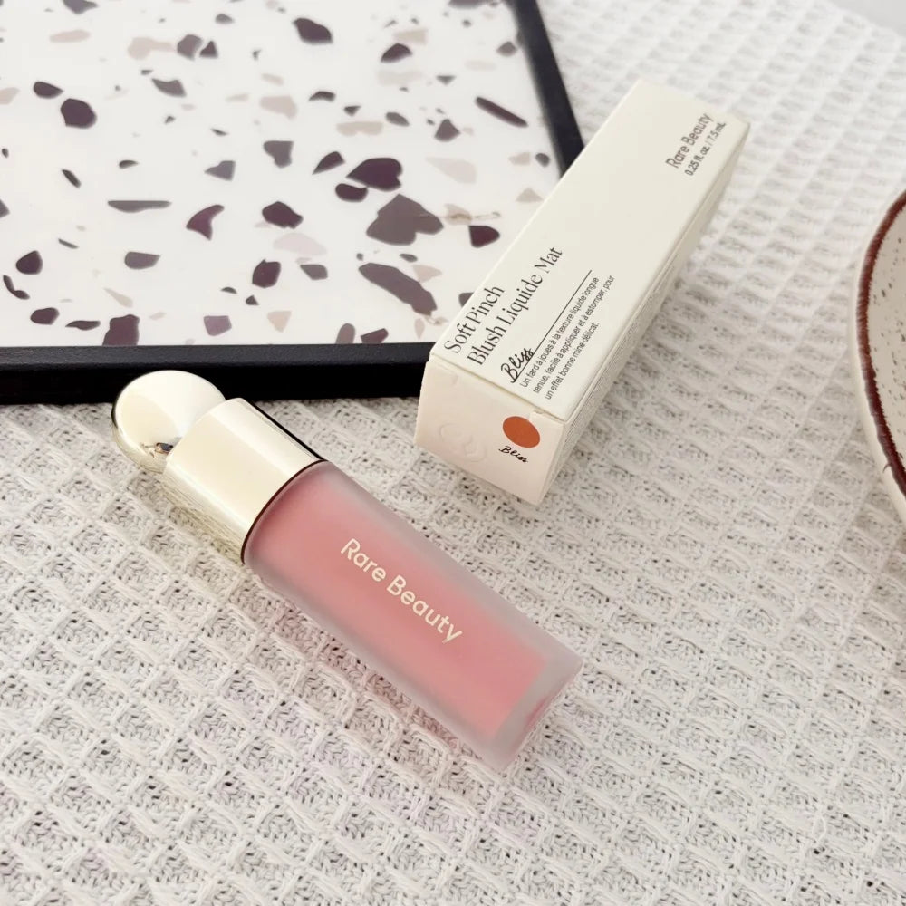 Rubor Líquido Soft Pinch de Rare Beauty, Sedoso, Ligero, Transpirable, de Larga Duración, Maquillaje Voluminizador, Hope Love Virtue Happy Wonder Worth