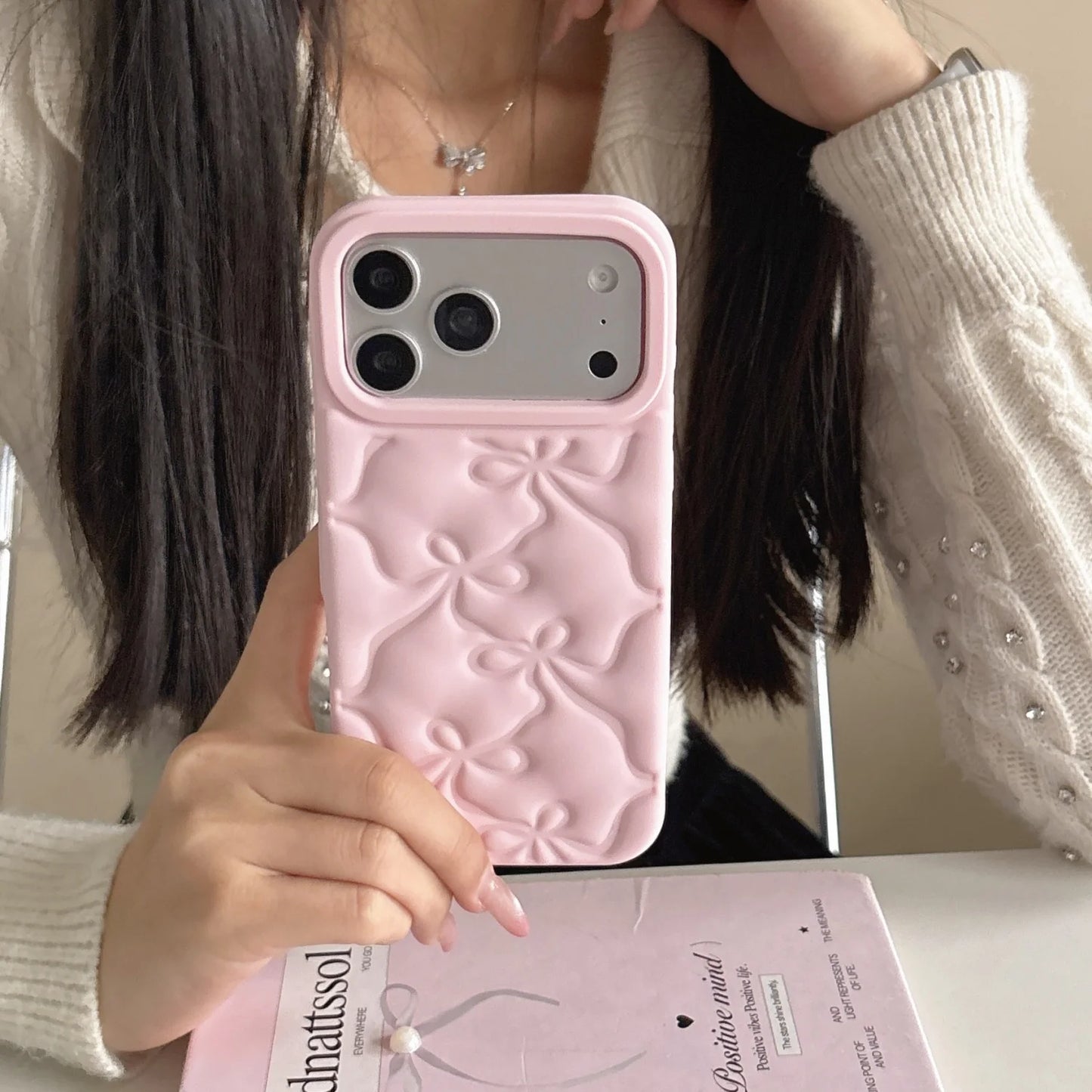 Fundas de Silicona 3D con Lazo para iPhone 13 14 15 16 17 Pro Pro Max Plus, Protectoras, Suaves, Anti-Golpes, Diseño Lindo y Elegante