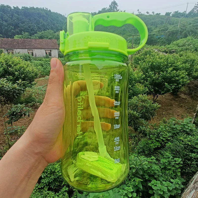Liquidación: Precio al por mayor, botella de agua de plástico de 1L (1000ml) para deportes, senderismo, fitness y gimnasio, con pajita, para una vida saludable.