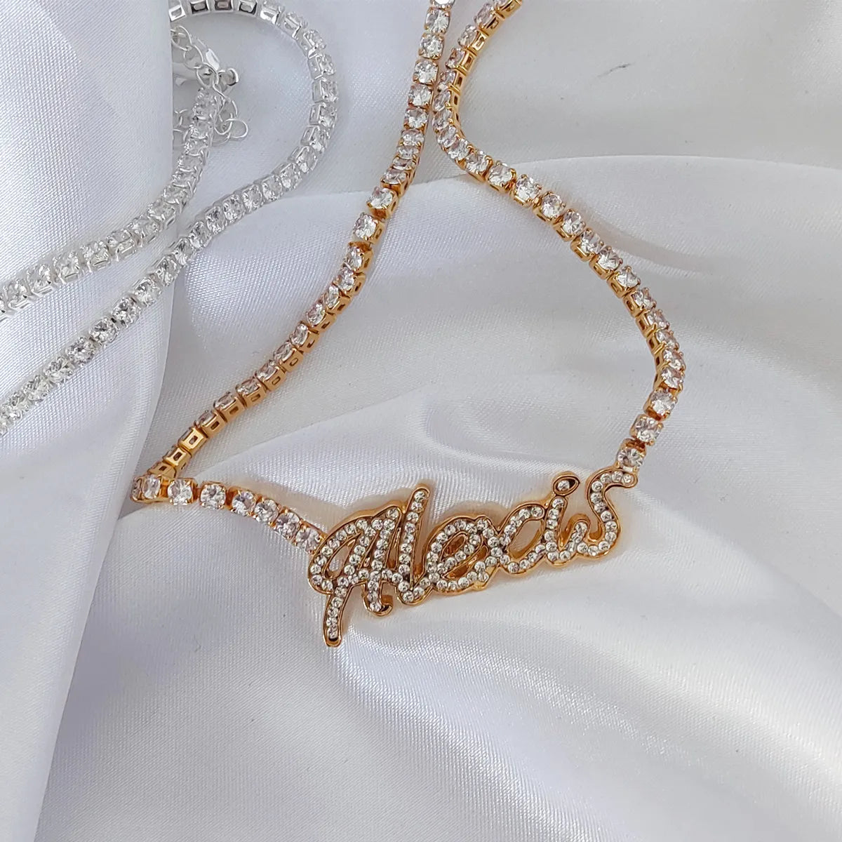 DUOYING, collar con placa con nombre de seda personalizado con cadena de tenis, collar con letras de contorno pavimentado personalizado para mujer, collar con nombre