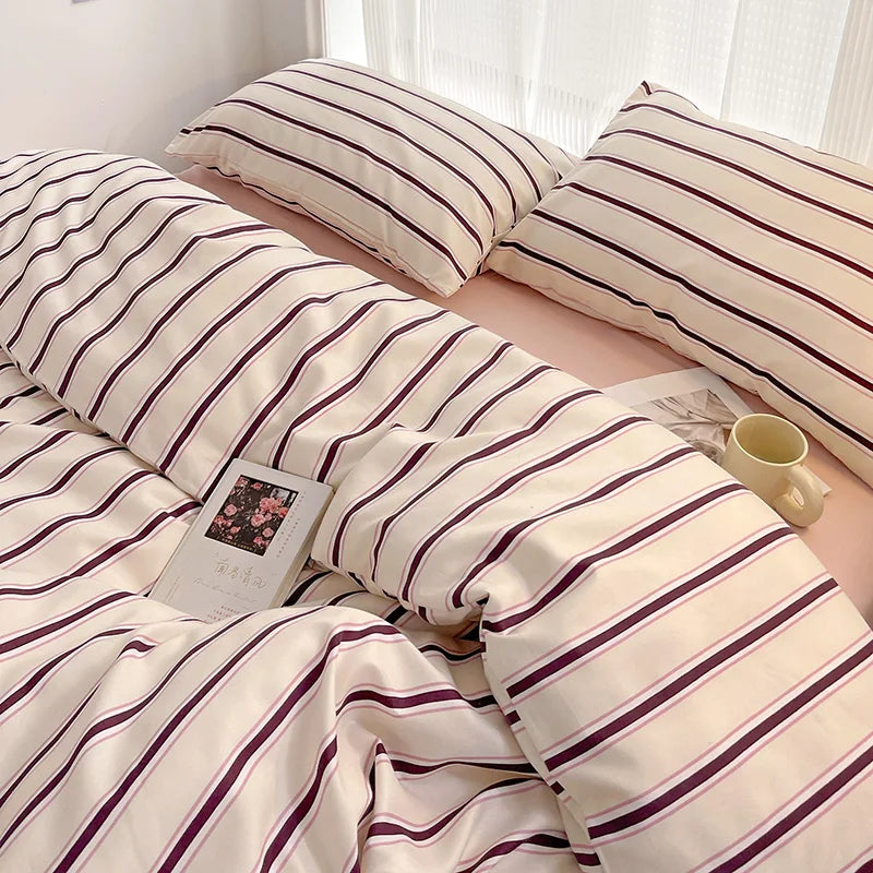 Juego de sábanas de cuatro piezas con funda nórdica de rayas rojas y azules simples con ropa de cama de algodón lavada en la cama
