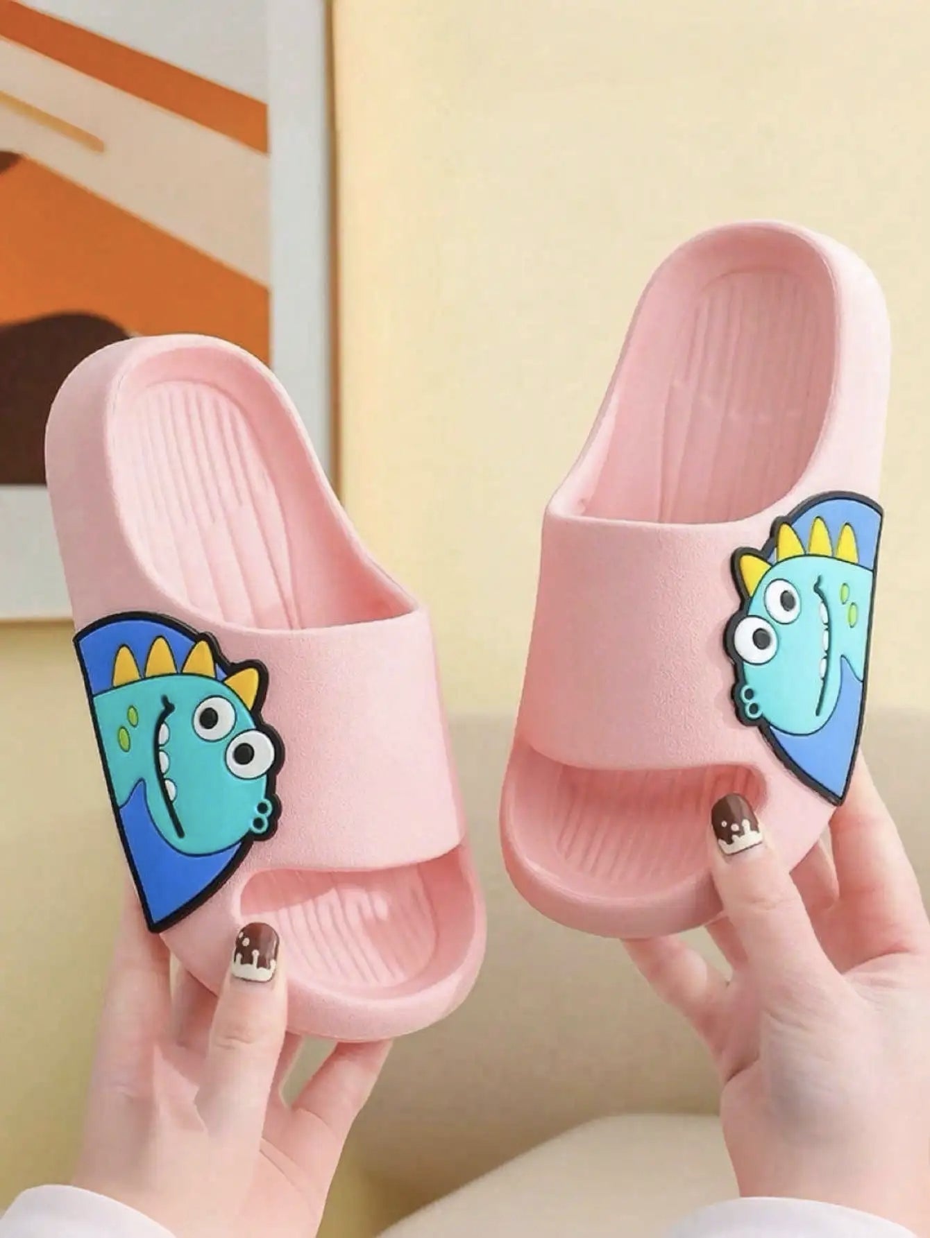Sandalias lindas antideslizantes del dinosaurio de la historieta de la suela suave para el baño de los niños/niñas en casa