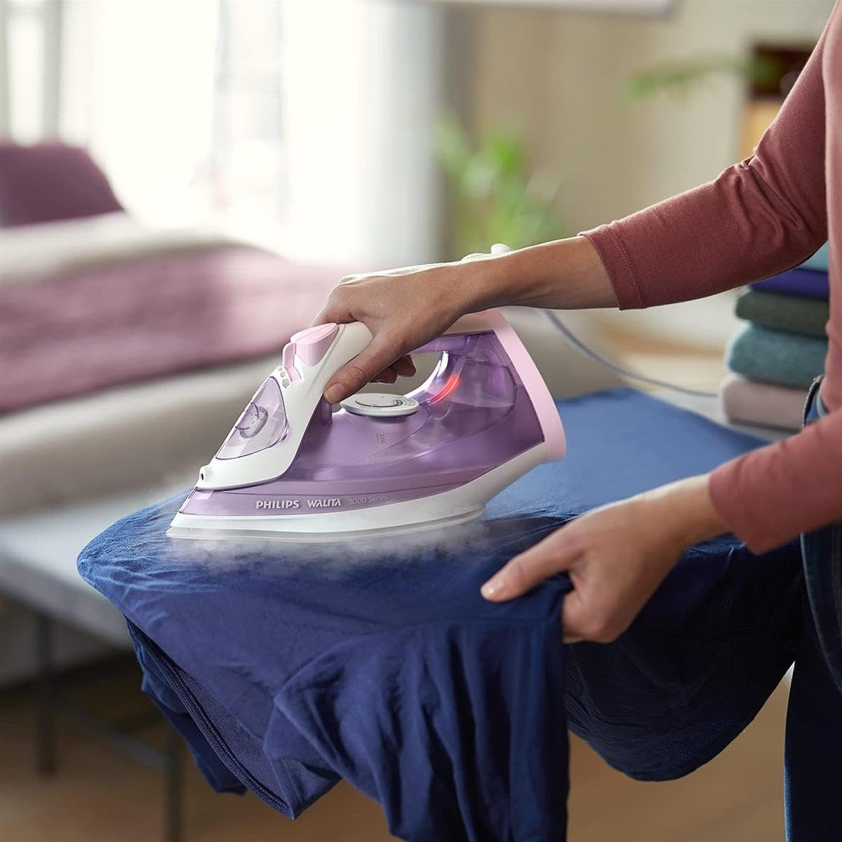 Philips Serie 5000 Plancha de Vapor, 2400W de Potencia, 45g/min, Golpe de Vapor 180g, Vapor Vertical, Suela SteamGlide Plus, Negro/Púrpura (DST5030/80)