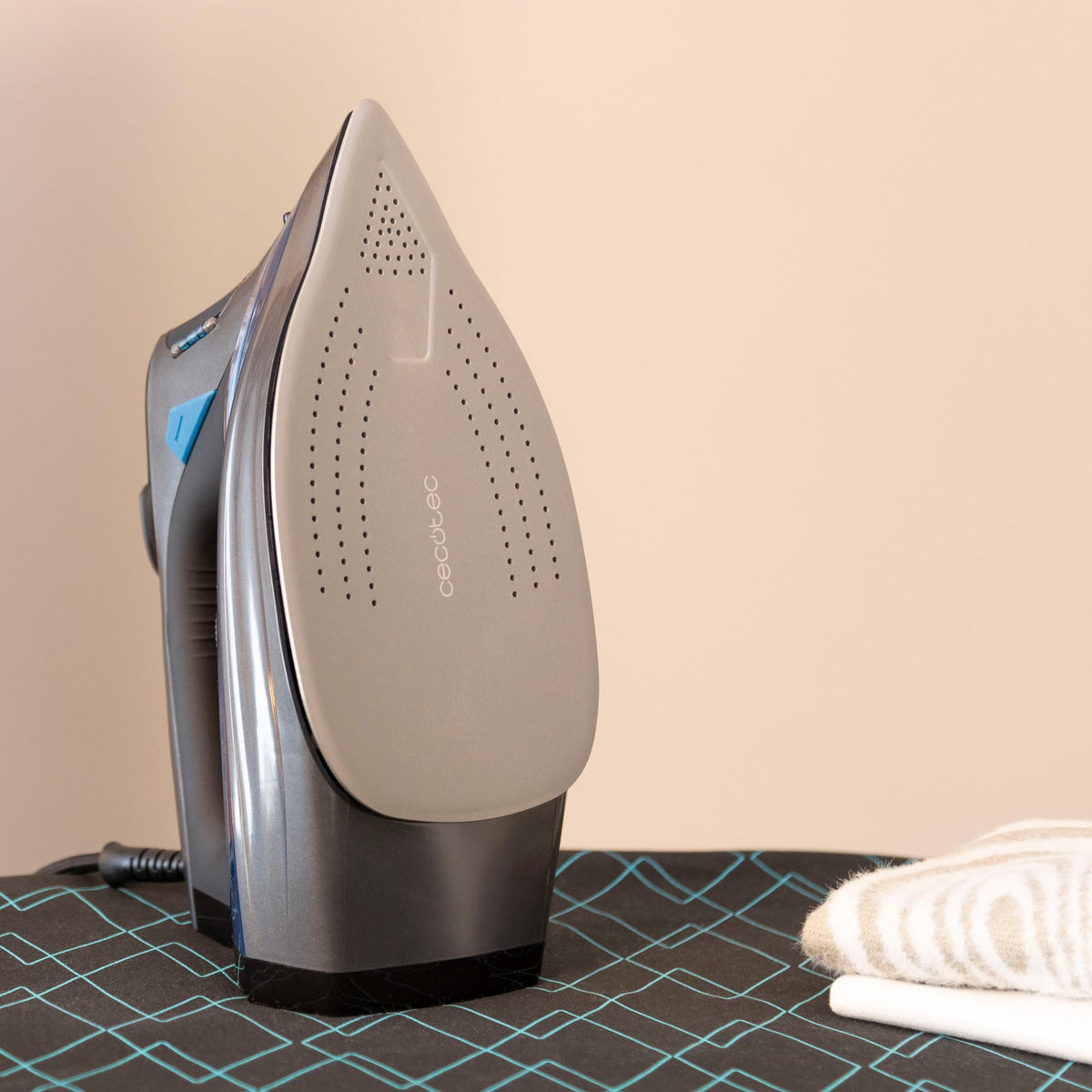 Cecotec Plancha de la Ropa Horizontal Vapor IronHero 3200 Vital. 3200W, Golpe de Vapor 270g/min, Vapor Continuo 70g/min, Suela Gran Resistencia con Deslizamiento Perfecto, Antigoteo