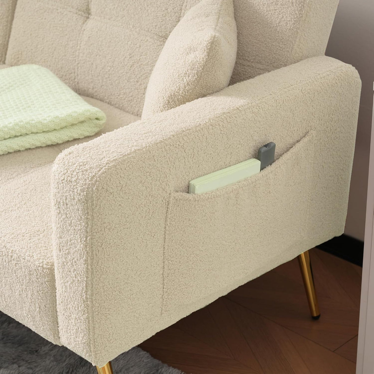 Sofá cama con esquinas ajustables, patas doradas, almohadas y bolsillos laterales para almacenamiento (Bavia)