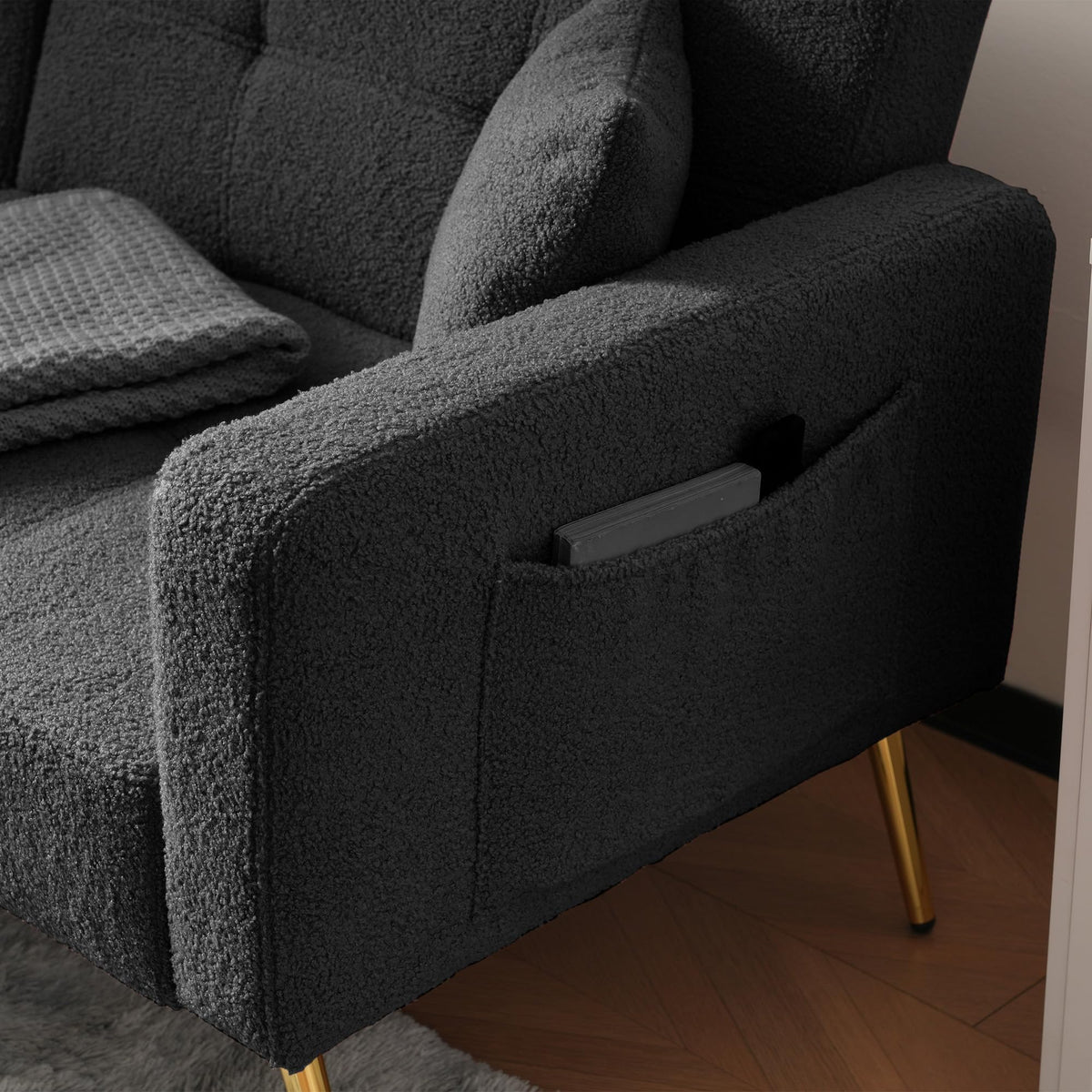 Sofá cama con esquinas ajustables, patas doradas, almohadas y bolsillos laterales para almacenamiento (Bavia)