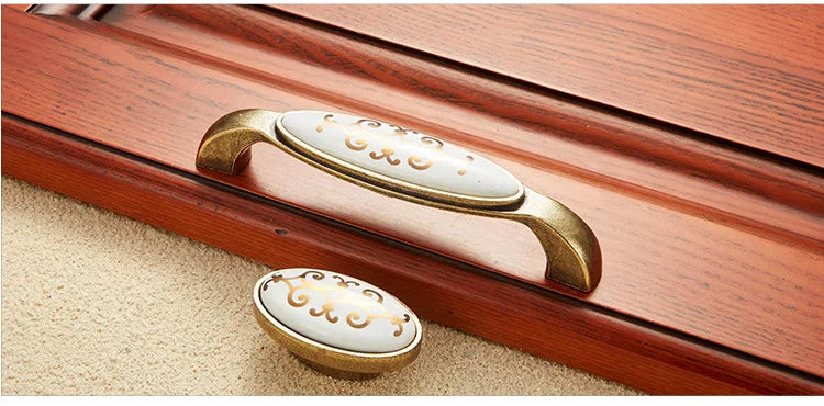Tiradores de cerámica blanca para puerta de cocina, manijas de moda para cajón, armario, flor dorada