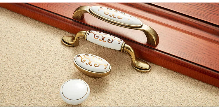 Tiradores de cerámica blanca para puerta de cocina, manijas de moda para cajón, armario, flor dorada