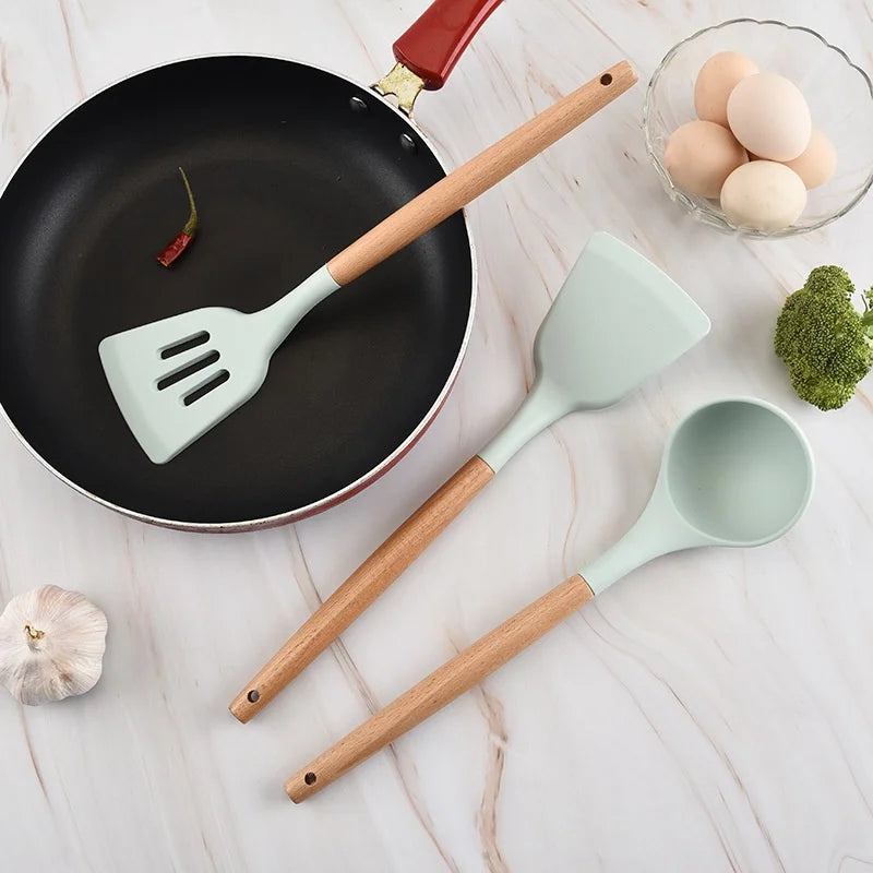 Nuevo Juego de Utensilios de Cocina de Silicona con Mango de Madera 2026, 12 Piezas, Espátula y Cuchara Antiadherentes, Accesorios para Cocinar en el Hogar