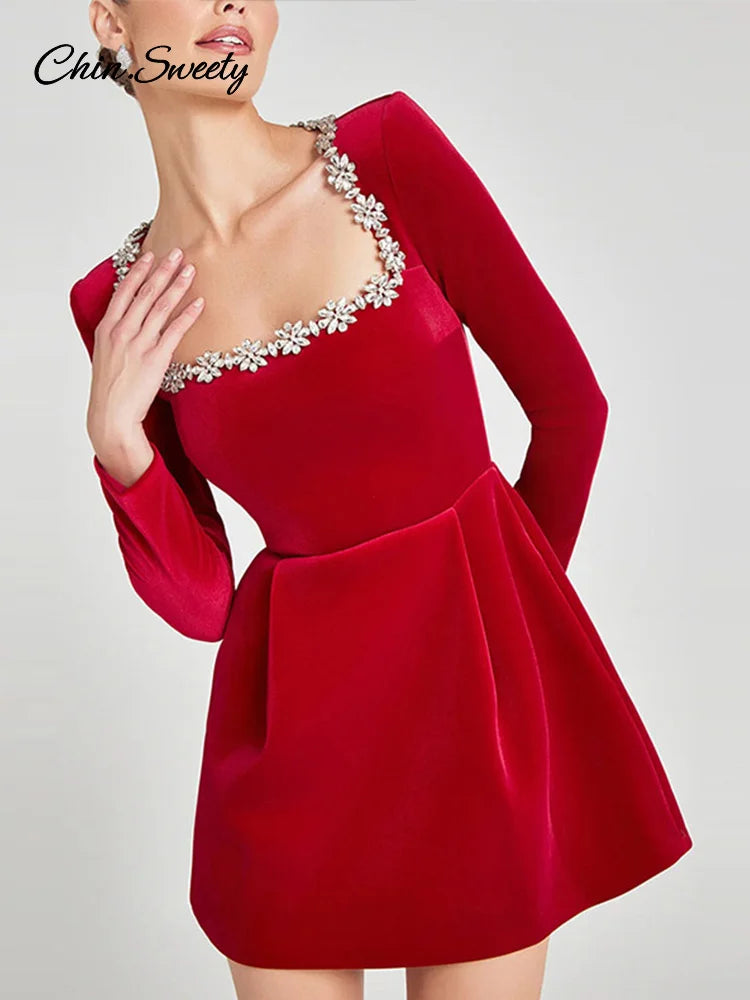 Vestidos elegantes lisos con cuello de pico para mujer, minivestidos femeninos de terciopelo rojo con tirantes y espalda descubierta, moda de línea A para fiesta de otoño 2024