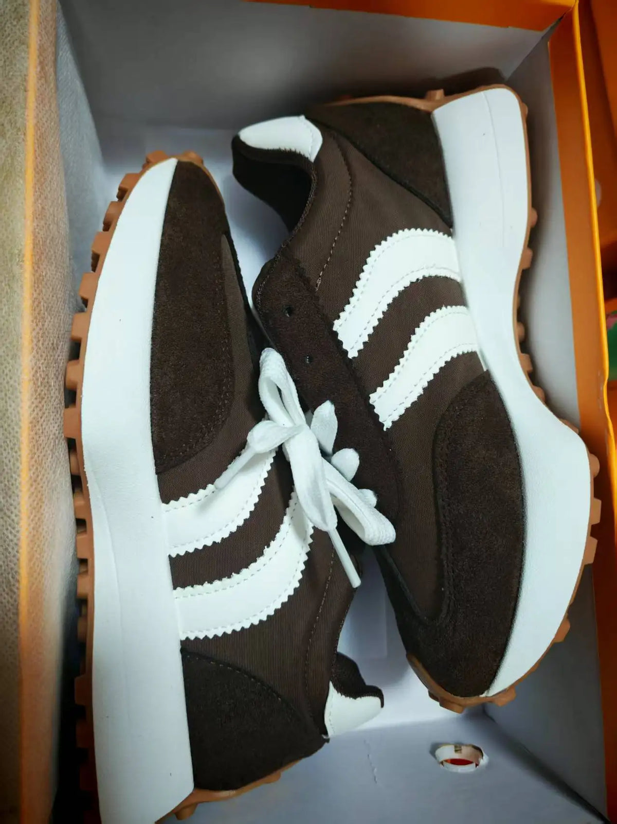 Zapatillas de deporte de mujer con suela gruesa de primavera 2026, nuevas zapatillas informales de cuero con retales, zapatos cómodos informales para exteriores para mujer, zapatos de mujer