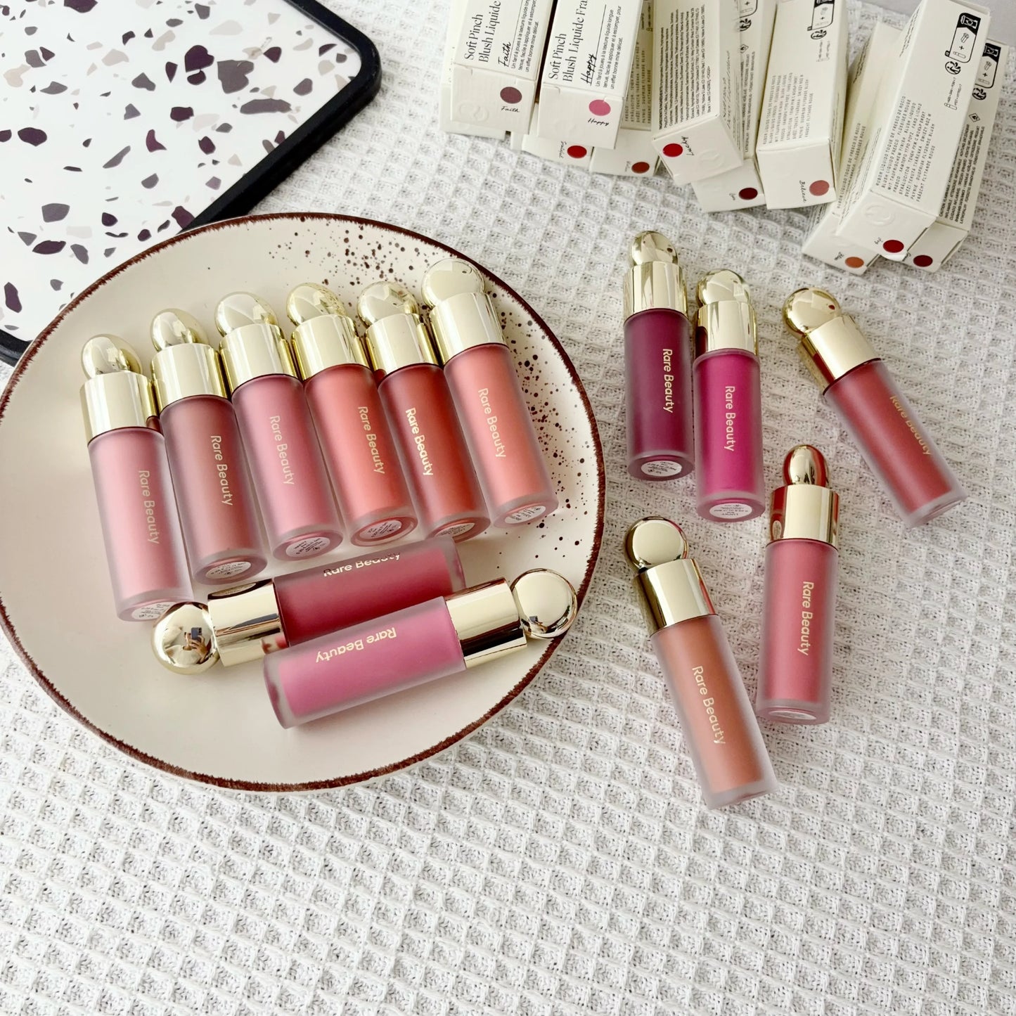 Rubor Líquido Soft Pinch de Rare Beauty, Sedoso, Ligero, Transpirable, de Larga Duración, Maquillaje Voluminizador, Hope Love Virtue Happy Wonder Worth