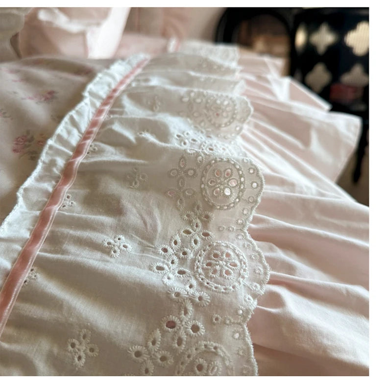 Juego de Ropa de Cama de Algodón 100% con Volantes de Encaje de Doble Capa y Diseño Floral Rosa, Incluye Funda Nórdica, Sábana, Falda de Cama, Sábana Ajustable y Fundas de Almohada (4 Piezas)