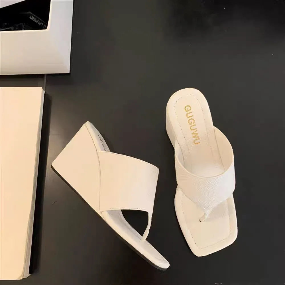 2025 primavera y otoño nuevo estilo adelgazante pendiente talón versión coreana chanclas con punta desnuda zapatillas frescas sandalias