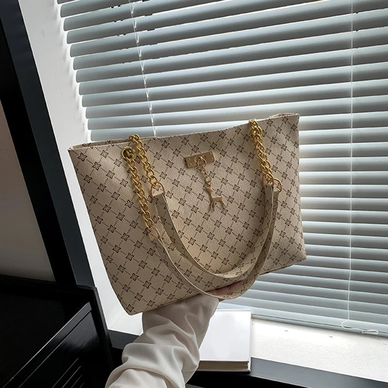 Nuevo bolso de presbicia con textura de cuero suave, bolso de mano de gran capacidad para mujer con accesorios colgantes, bolso de hombro