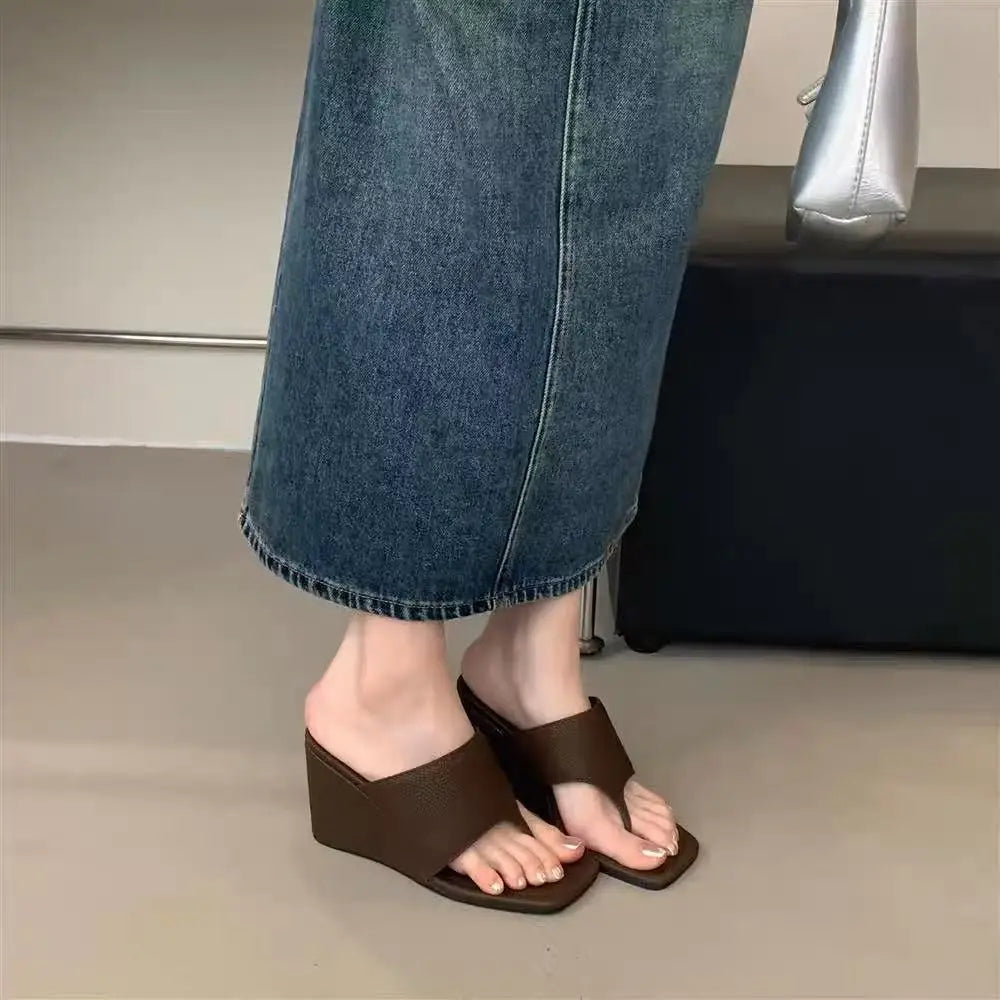 2025 primavera y otoño nuevo estilo adelgazante pendiente talón versión coreana chanclas con punta desnuda zapatillas frescas sandalias