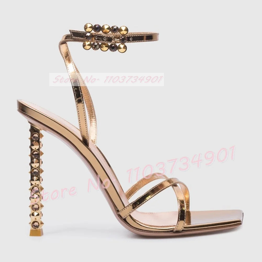 Sandalias de tacón de Metal con remaches para mujer, zapatos de tacón de aguja con hebilla de cinturón, punta cuadrada, correa en el tobillo, sandalias elegantes de fiesta de lujo Sexy