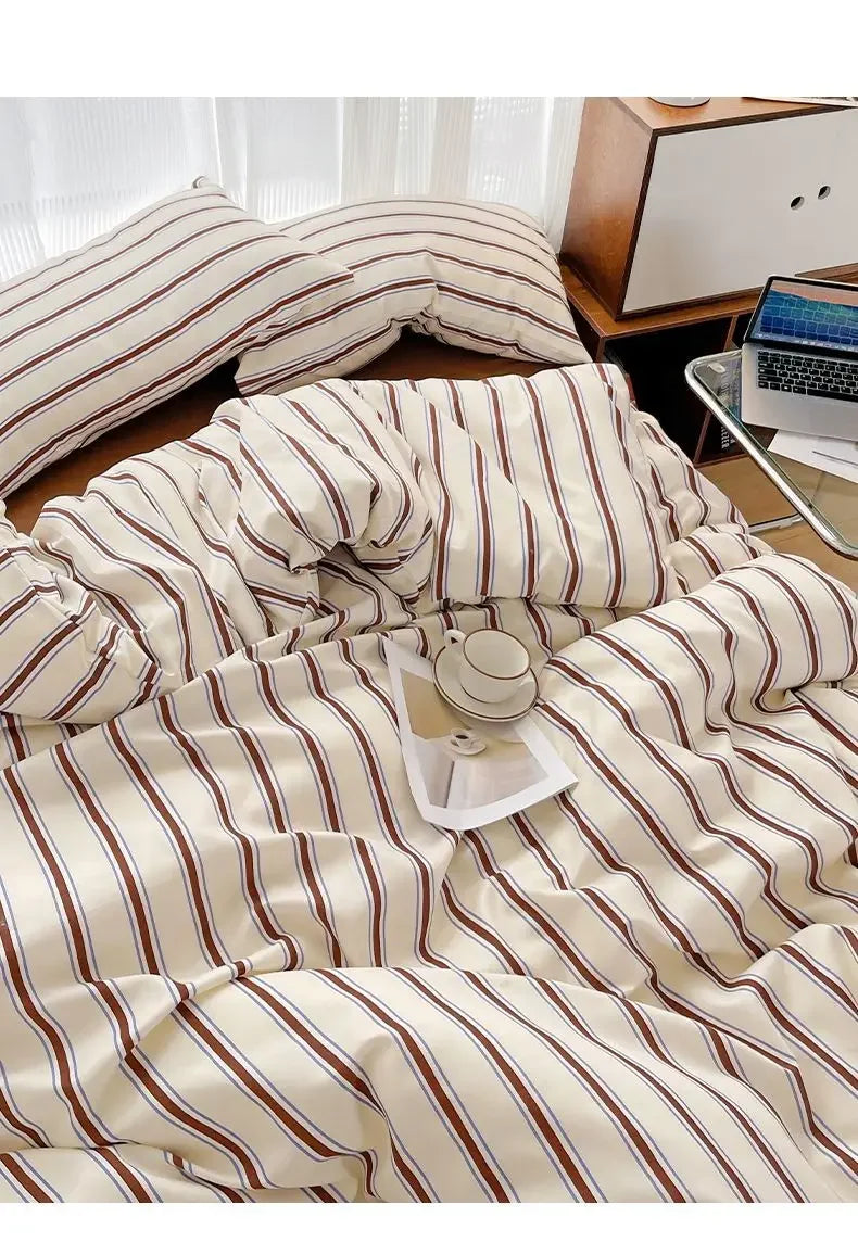 Juego de sábanas de cuatro piezas con funda nórdica de rayas rojas y azules simples con ropa de cama de algodón lavada en la cama