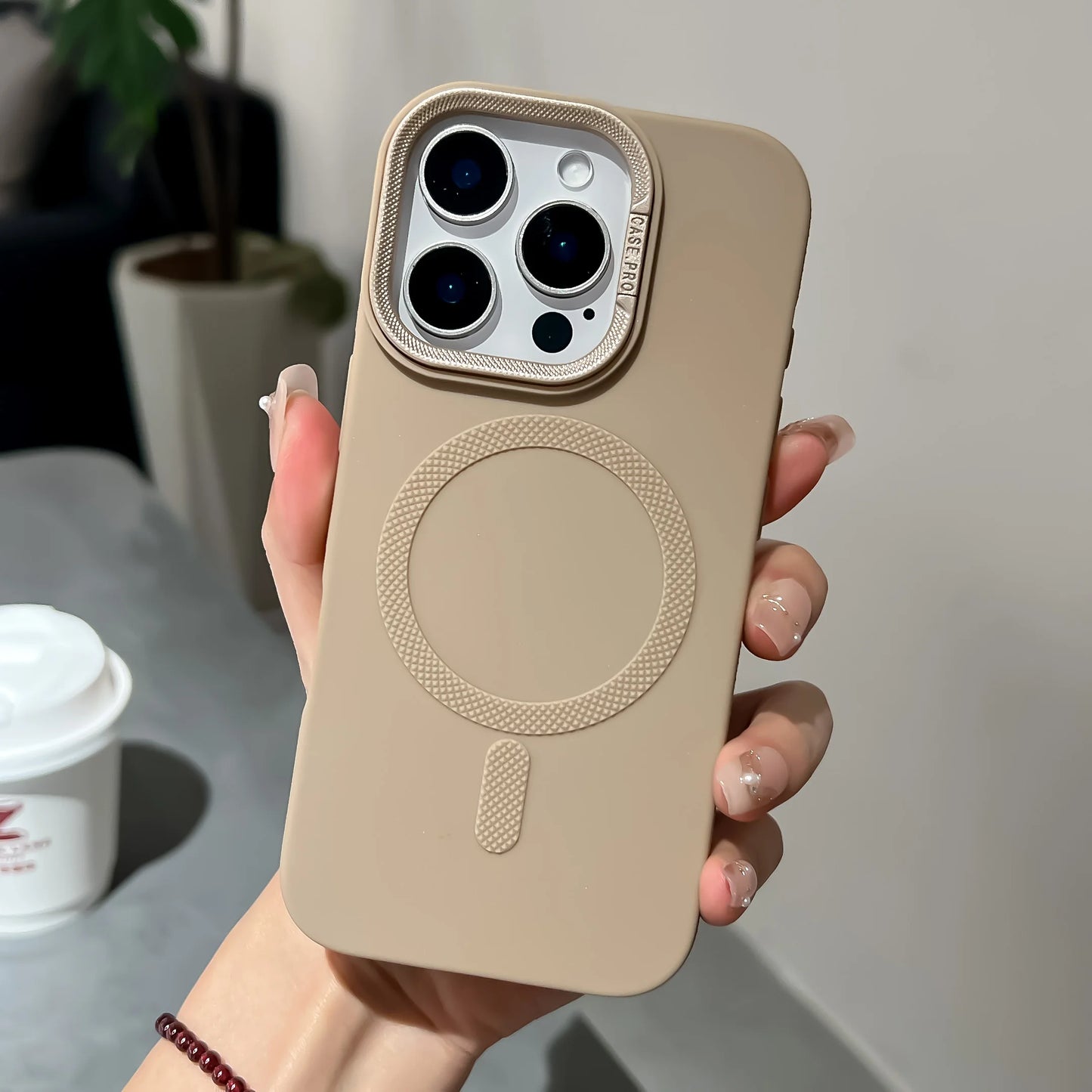 Soporte de marco de lente para funda de teléfono de carga Magsafe para iPhone 16 15 14 13 12 11 Pro Max cubierta de silicona suave dorada magnética del desierto