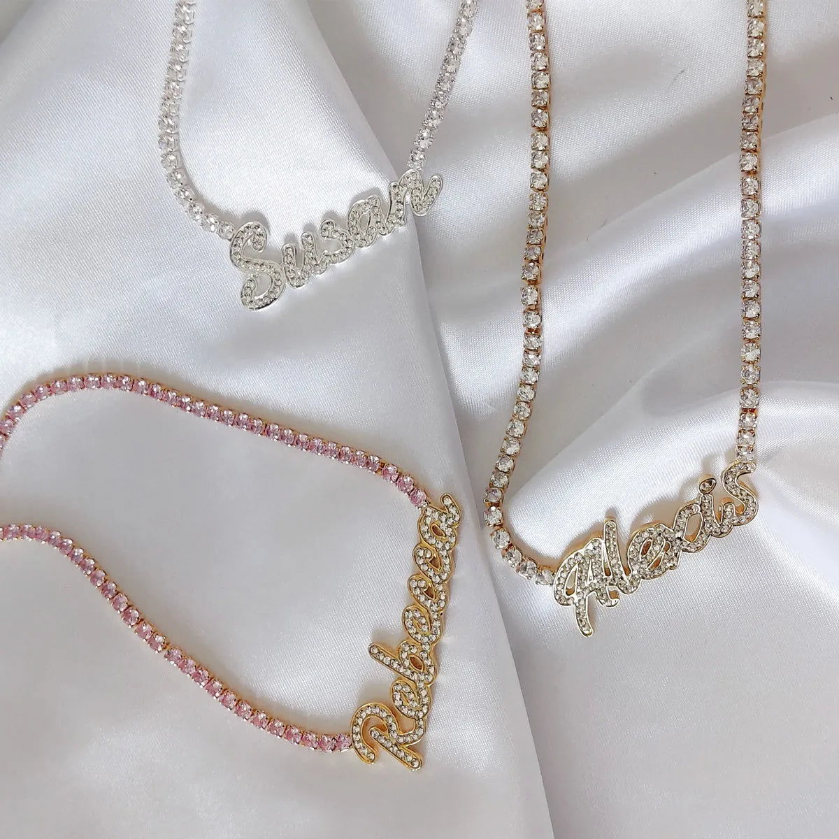 DUOYING, collar con placa con nombre de seda personalizado con cadena de tenis, collar con letras de contorno pavimentado personalizado para mujer, collar con nombre