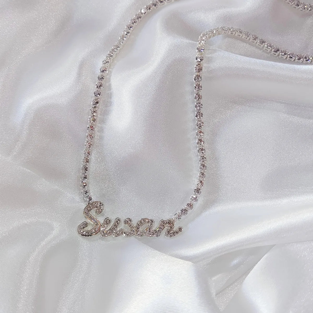 DUOYING, collar con placa con nombre de seda personalizado con cadena de tenis, collar con letras de contorno pavimentado personalizado para mujer, collar con nombre