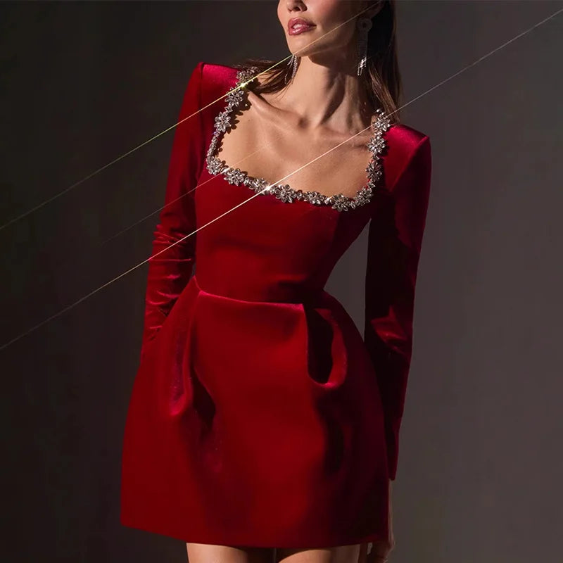 Vestidos elegantes lisos con cuello de pico para mujer, minivestidos femeninos de terciopelo rojo con tirantes y espalda descubierta, moda de línea A para fiesta de otoño 2024