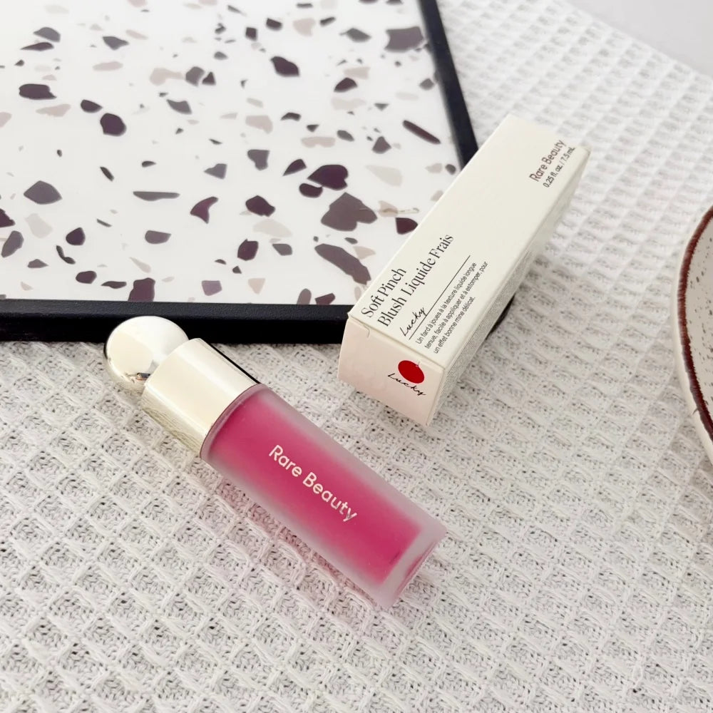 Rubor Líquido Soft Pinch de Rare Beauty, Sedoso, Ligero, Transpirable, de Larga Duración, Maquillaje Voluminizador, Hope Love Virtue Happy Wonder Worth