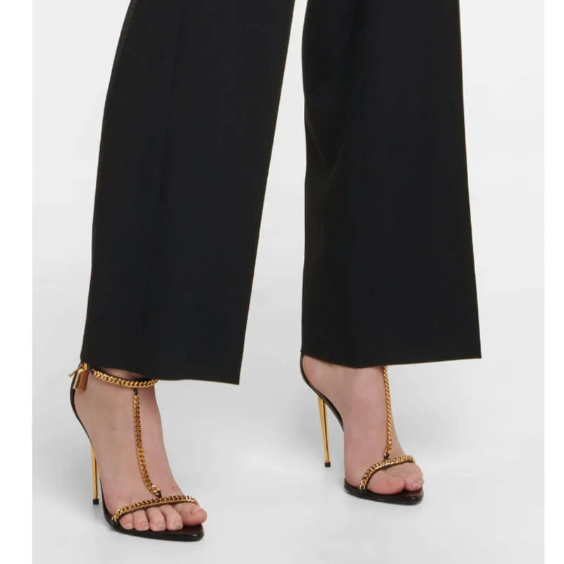 Moda minimalista cadena dorada candado Sandalias de tacón alto europeo americano Sexy tacón delgado punta abierta cadena de Metal tacones altos puntiagudos