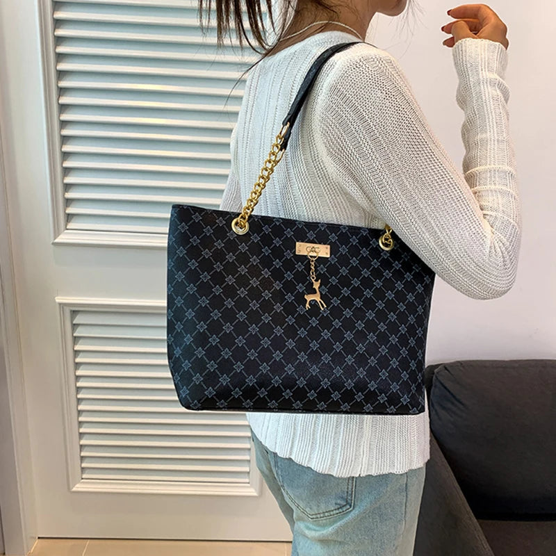 Nuevo bolso de presbicia con textura de cuero suave, bolso de mano de gran capacidad para mujer con accesorios colgantes, bolso de hombro