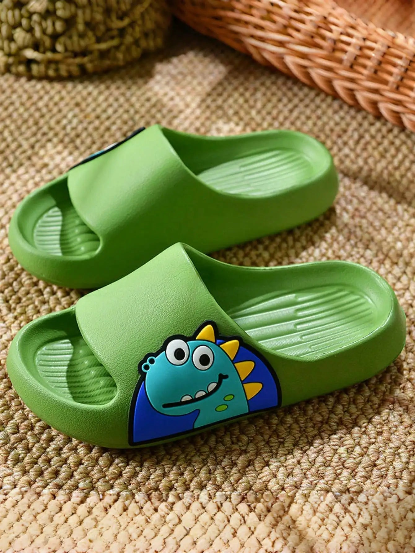 Sandalias lindas antideslizantes del dinosaurio de la historieta de la suela suave para el baño de los niños/niñas en casa