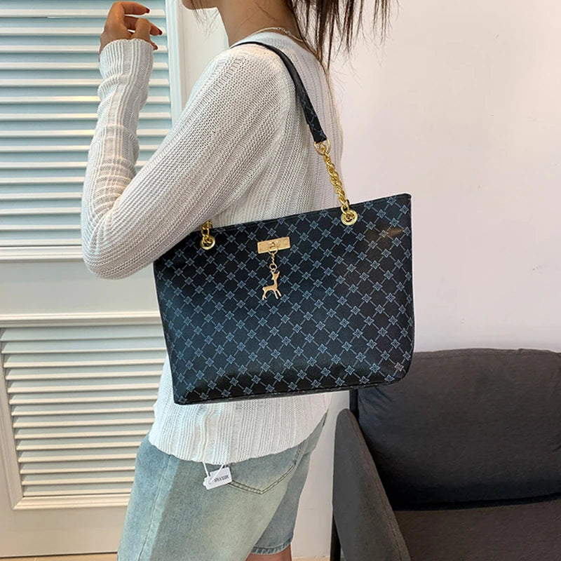 Nuevo bolso de presbicia con textura de cuero suave, bolso de mano de gran capacidad para mujer con accesorios colgantes, bolso de hombro