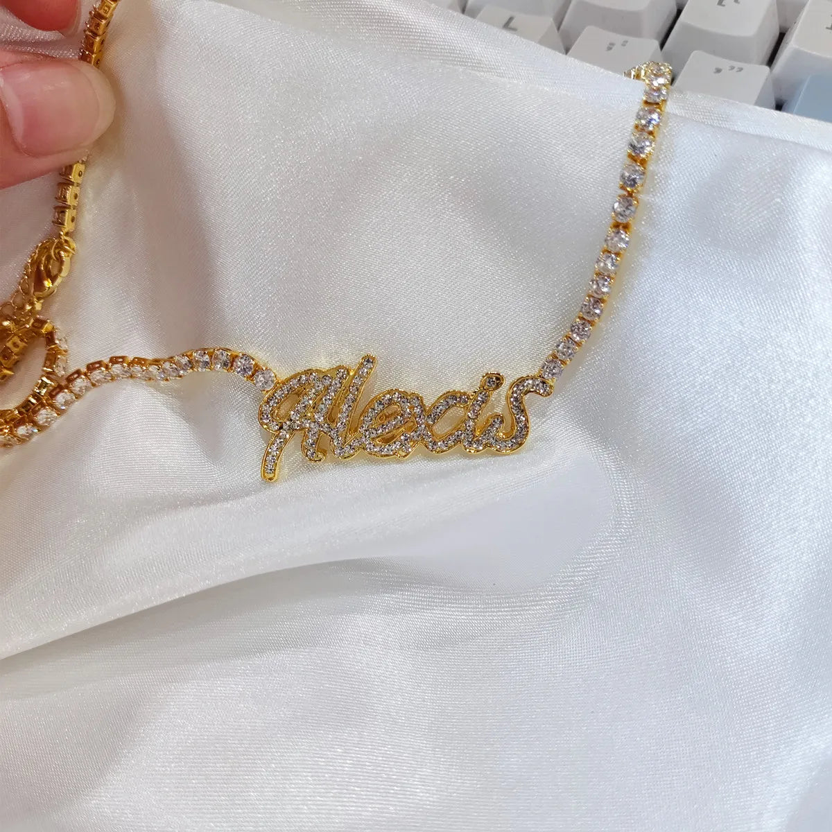 DUOYING, collar con placa con nombre de seda personalizado con cadena de tenis, collar con letras de contorno pavimentado personalizado para mujer, collar con nombre