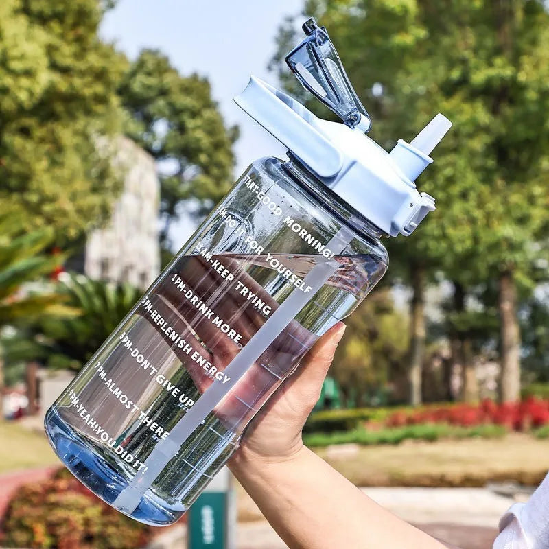 Botella de agua de plástico con pajita de 2 litros, botella grande portátil de viaje para niñas, taza grande para deportes, Fitness y bicicleta