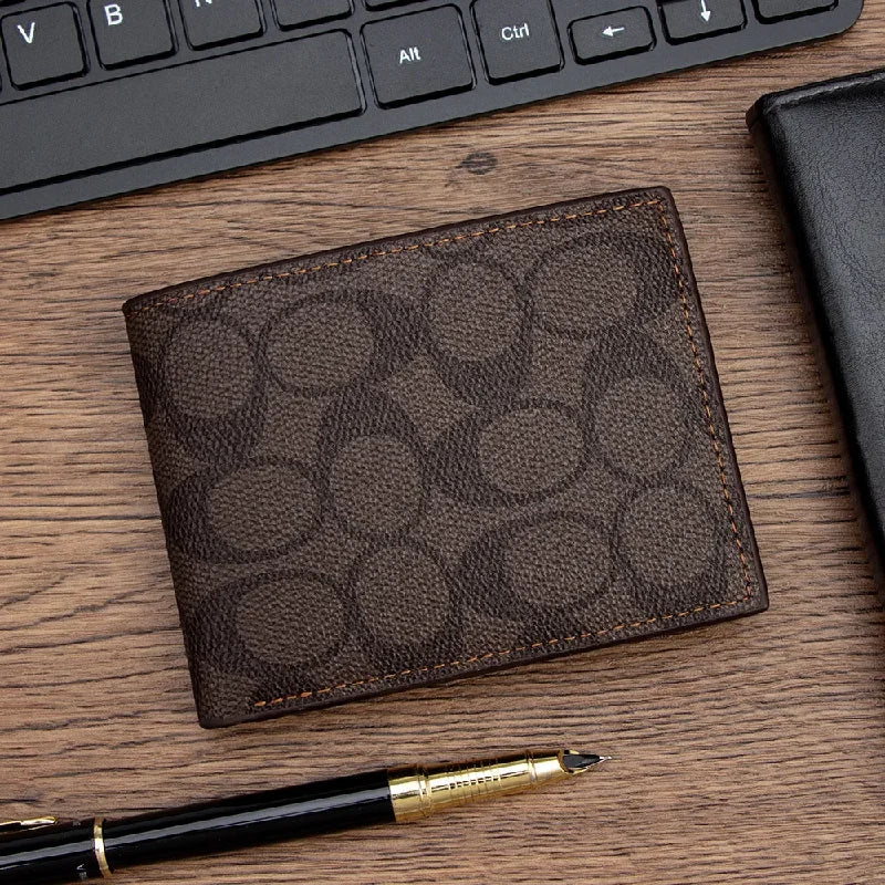 Cartera de Diseño 2026 con Grabado, Billetera Bifold Compacta para Hombre, Múltiples Ranuras para Tarjetas, Bolsillo para Monedas, Accesorio de Moda Diaria, Regalo para Hombre