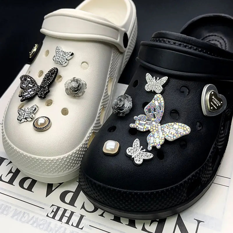 Amuletos de zapatos con perlas y flores de mariposa brillantes para Crocs, conjunto blanco y negro, alfileres para zuecos, accesorios para zapatillas, sandalias de jardín, regalo para niña