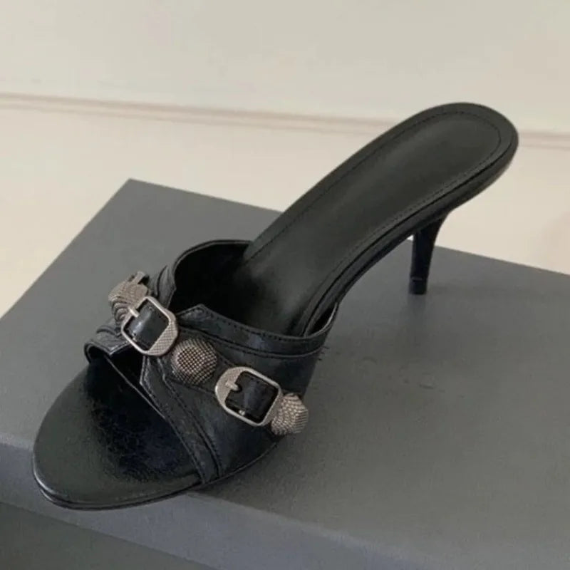 Sandalias de tacón alto con remaches de Metal para mujer, zapatillas de moda, negras, populares, europeas, americanas, de lujo, novedad de verano