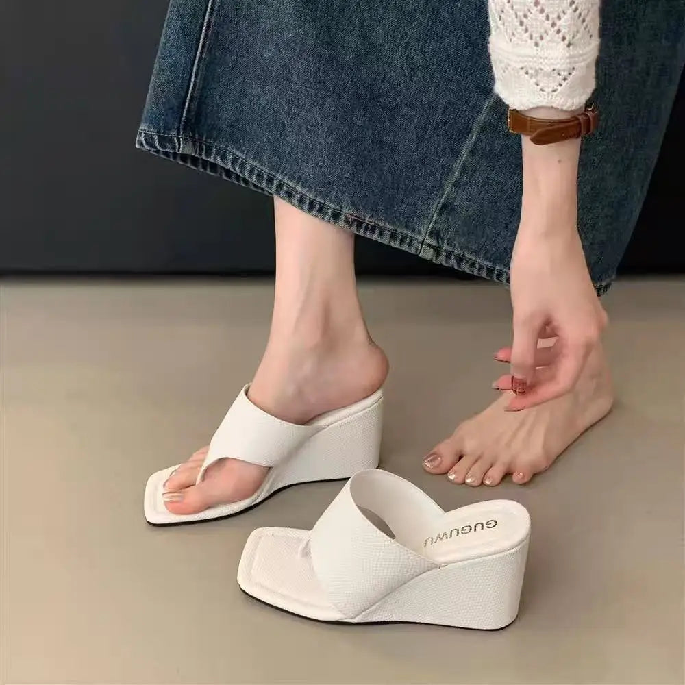2025 primavera y otoño nuevo estilo adelgazante pendiente talón versión coreana chanclas con punta desnuda zapatillas frescas sandalias