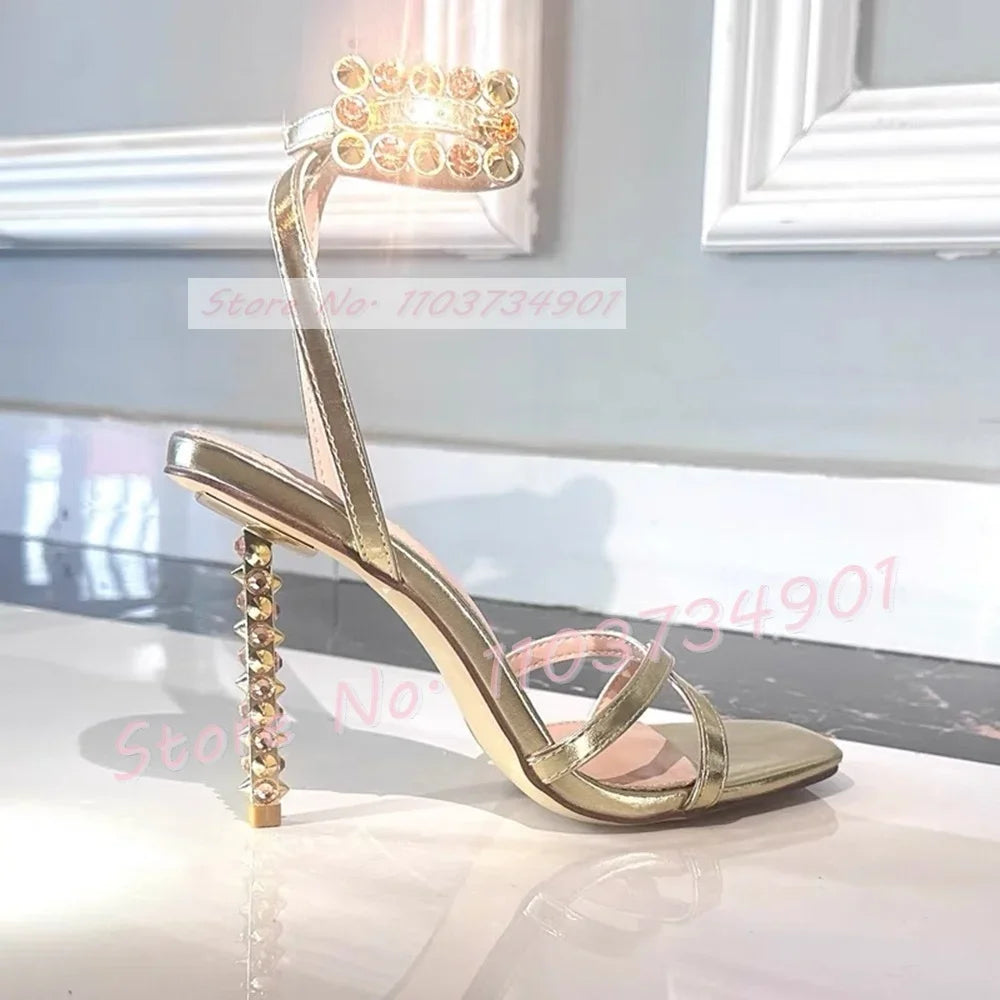 Sandalias de tacón de Metal con remaches para mujer, zapatos de tacón de aguja con hebilla de cinturón, punta cuadrada, correa en el tobillo, sandalias elegantes de fiesta de lujo Sexy