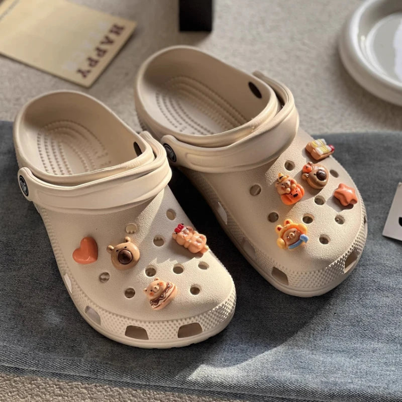 Bonito juego de dijes para zapatos de capibara con tema de comida, accesorios, decoraciones de plástico, sandalias de verano desmontables para regalos de fiesta