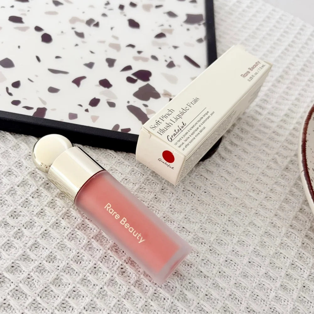 Rubor Líquido Soft Pinch de Rare Beauty, Sedoso, Ligero, Transpirable, de Larga Duración, Maquillaje Voluminizador, Hope Love Virtue Happy Wonder Worth