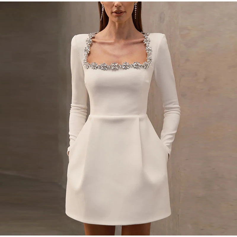 Vestidos elegantes lisos con cuello de pico para mujer, minivestidos femeninos de terciopelo rojo con tirantes y espalda descubierta, moda de línea A para fiesta de otoño 2024
