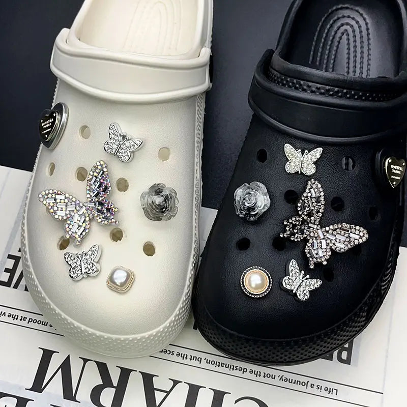 Amuletos de zapatos con perlas y flores de mariposa brillantes para Crocs, conjunto blanco y negro, alfileres para zuecos, accesorios para zapatillas, sandalias de jardín, regalo para niña