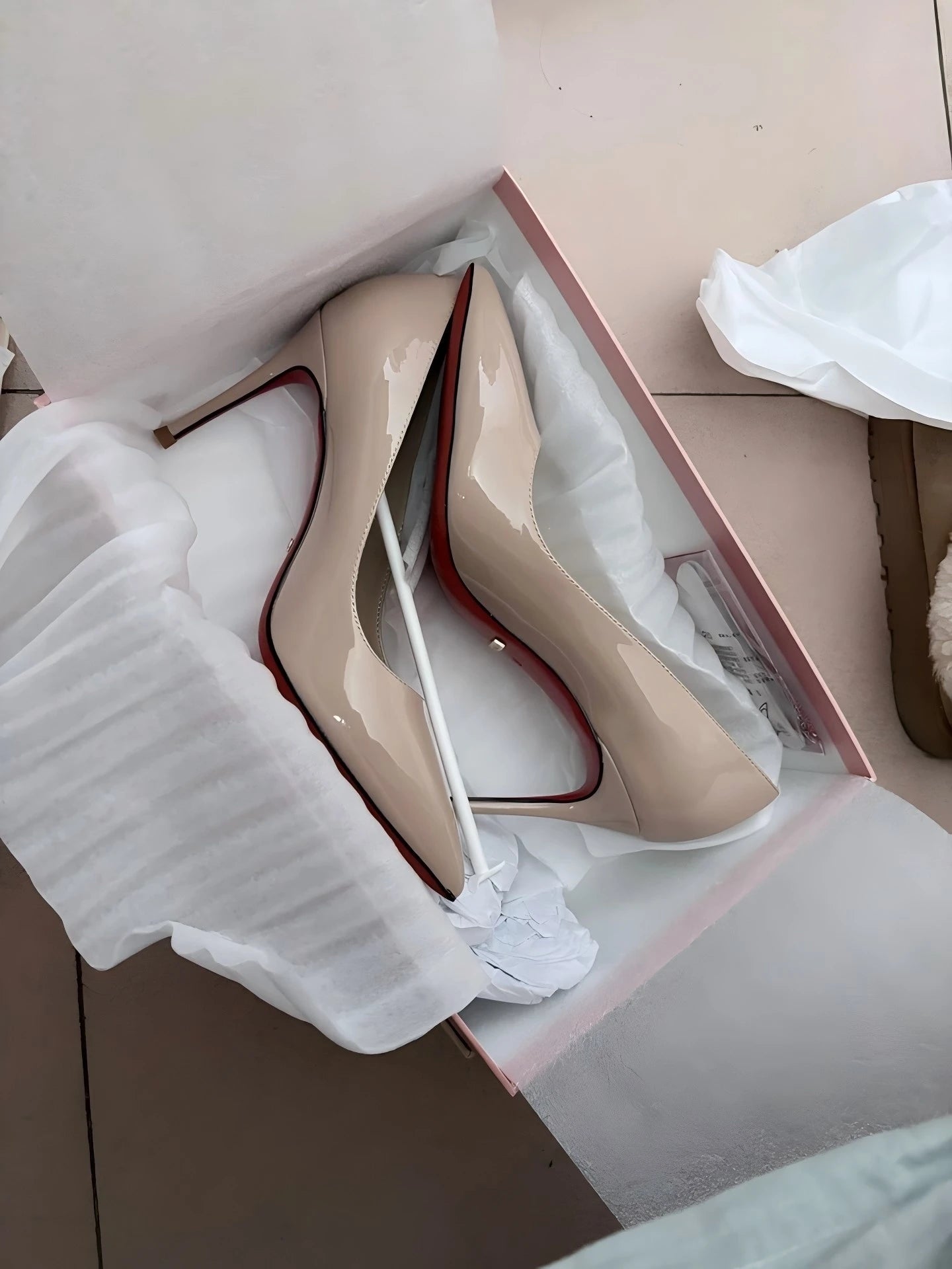Sandalias de mujer 2026, nuevas, de tacón alto de 12 cm, estilo francés, puntiagudas, tacón delgado, sexys, negras, de boca poco profunda, zapatos individuales con suela roja para mujer.